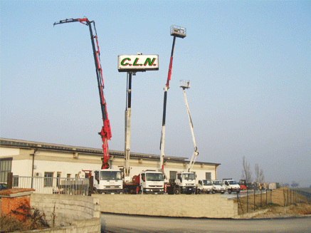 Lattoneria CLN, panoramica del piazzale con parco automezzi, piattaforme da 19 a 35 metri, e autogru da 32 metri, possibilit di noleggio conto terzi con operatore.